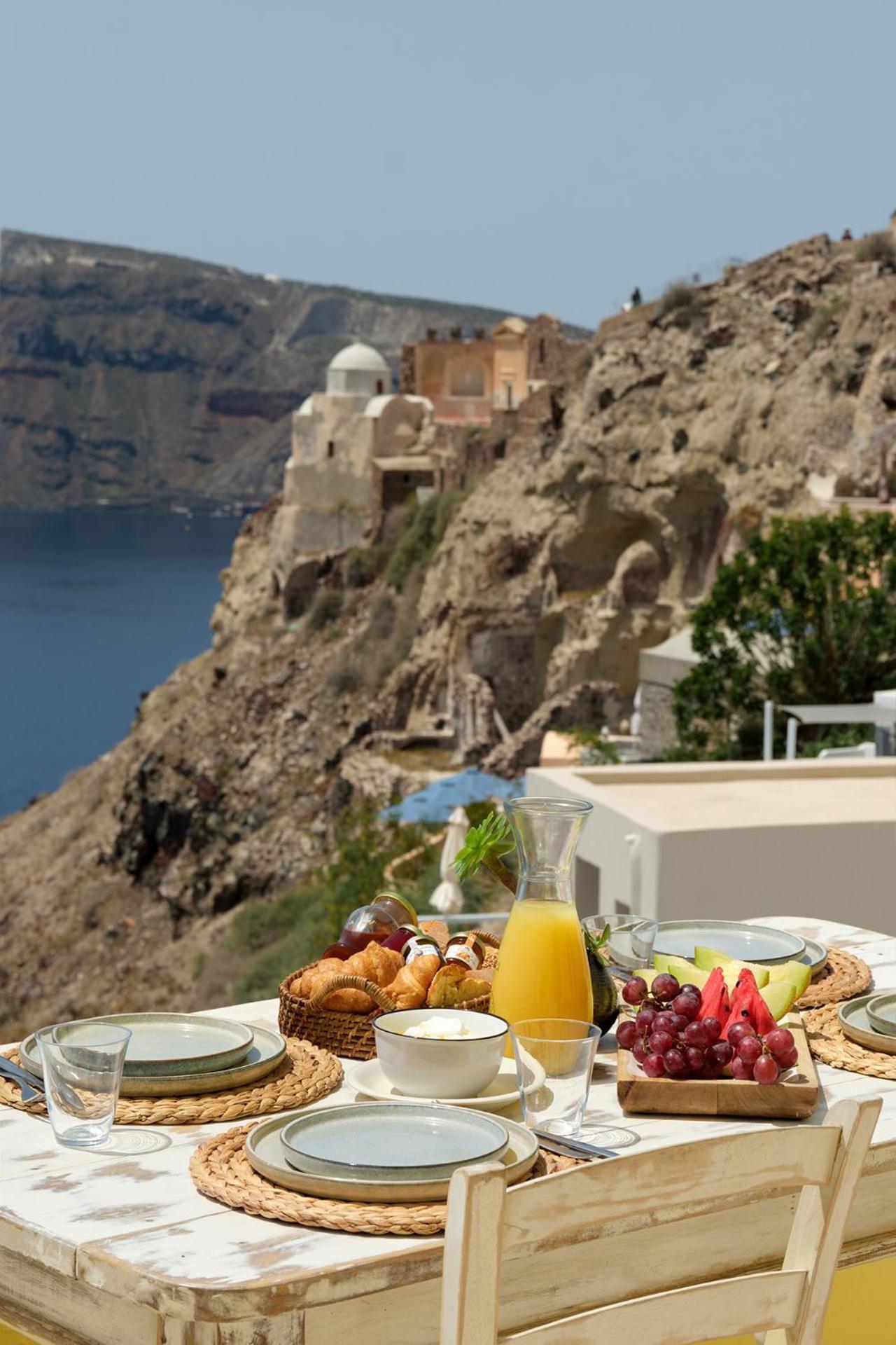 Ilivatos - Elegant Villa On The Caldera'S Edge Oia  Extérieur photo