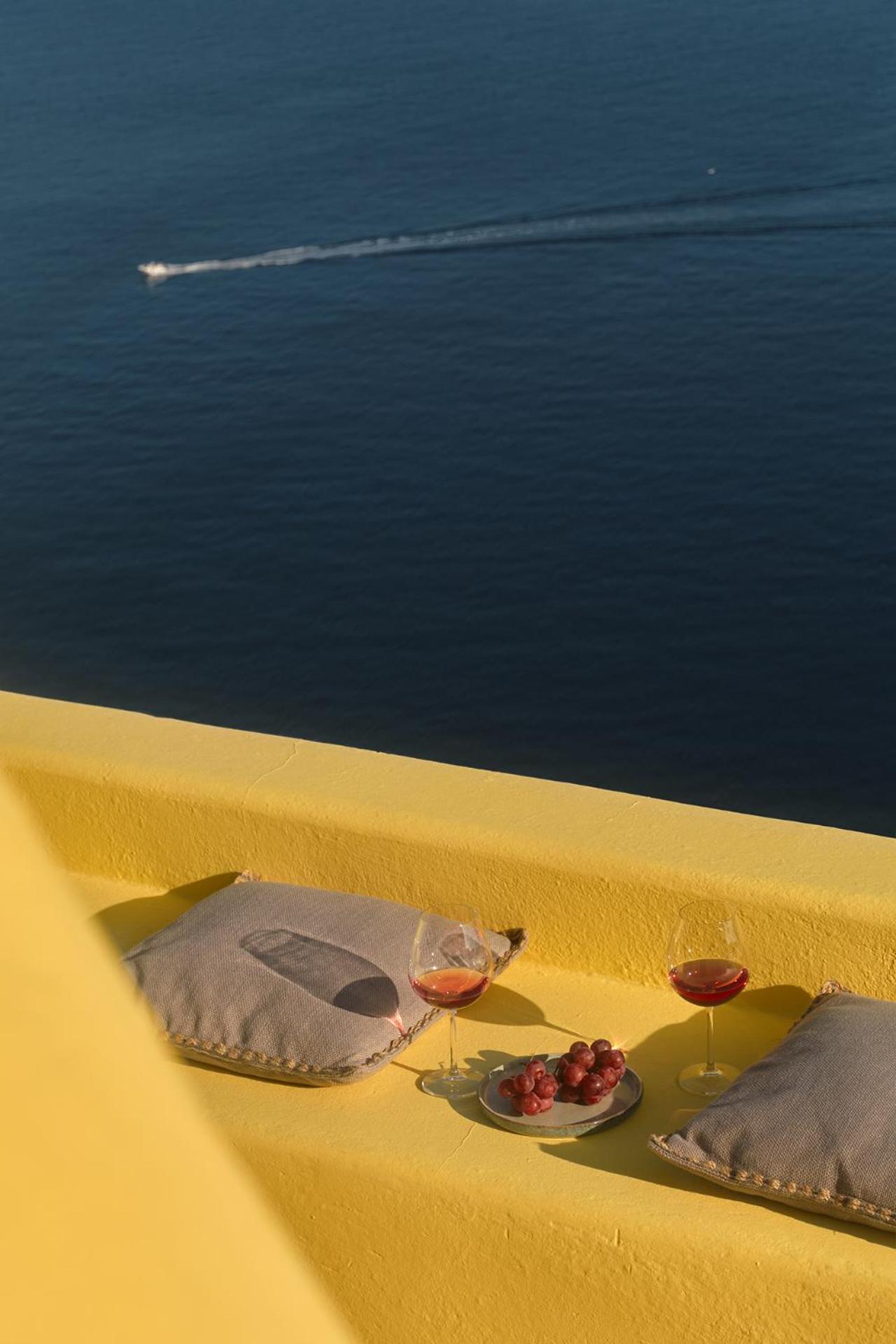 Ilivatos - Elegant Villa On The Caldera'S Edge Oia  Extérieur photo